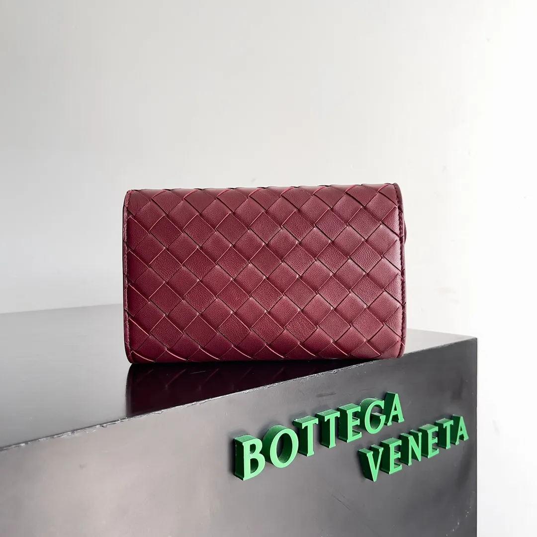 Batch 1160 BV Andiamo clutch wallet is super high-end🤎🤎How come the long clutch bag is so exquisite~ The braided style bag surface paired with all-copper hardware is really warm and high-end. The bag body is super light and can be grabbed easily! It can store a lot of small items and large mobile phones ~ very practical for daily use. Style number: 741504 Size: 19*11.5*3